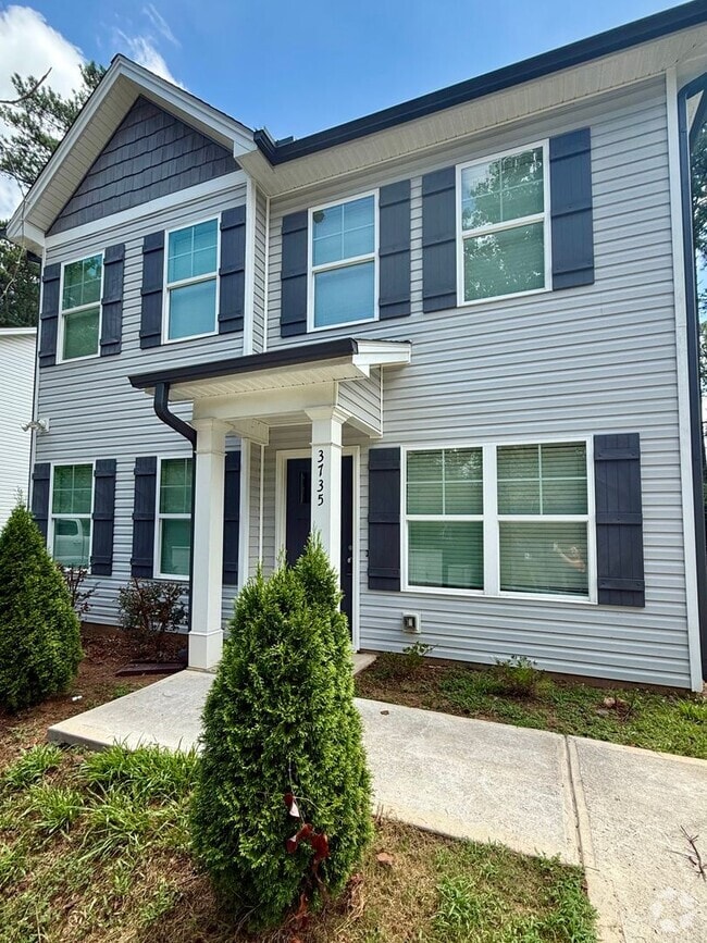 Building Photo - 2/2.5 single family home near Lake Lanier