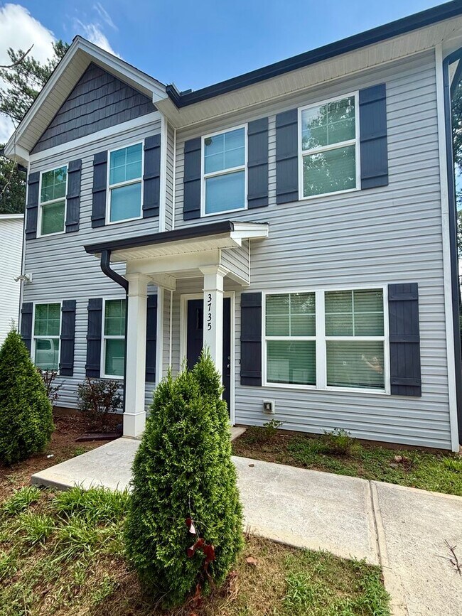 Building Photo - 2/2.5 single family home near Lake Lanier