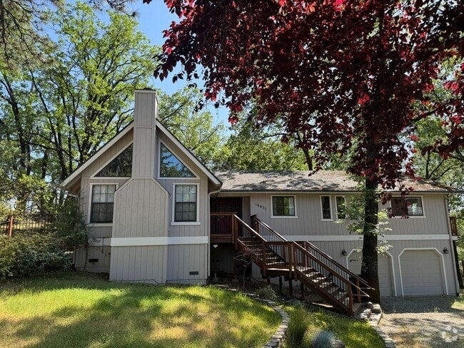 Building Photo - 3 Bedroom 2 Bath Home with Bonus Room larg...