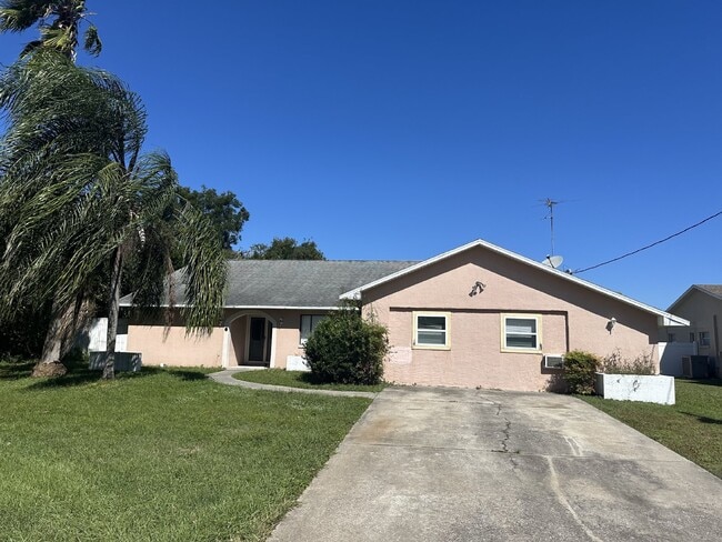 Building Photo - 5 Bedroom, 2 Bathroom Single Family Home F...