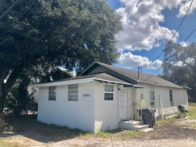 Building Photo - 3BR/1BA with HUGE Backyard, Laminate Wood ... Rental