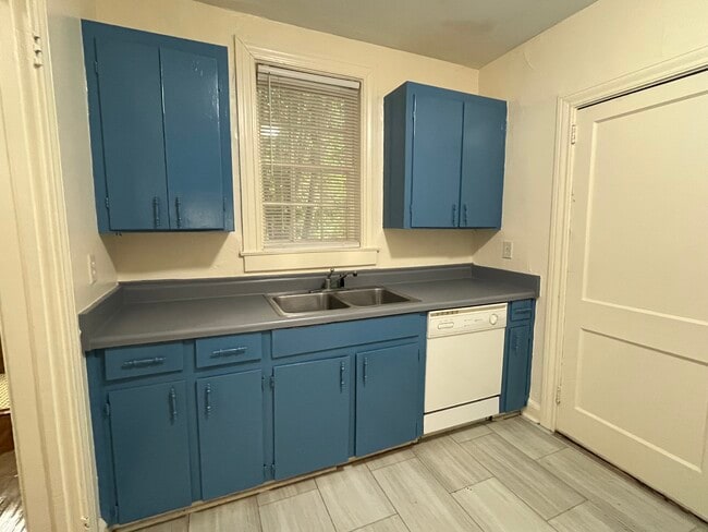 Photo - 305 N Jefferson St NE