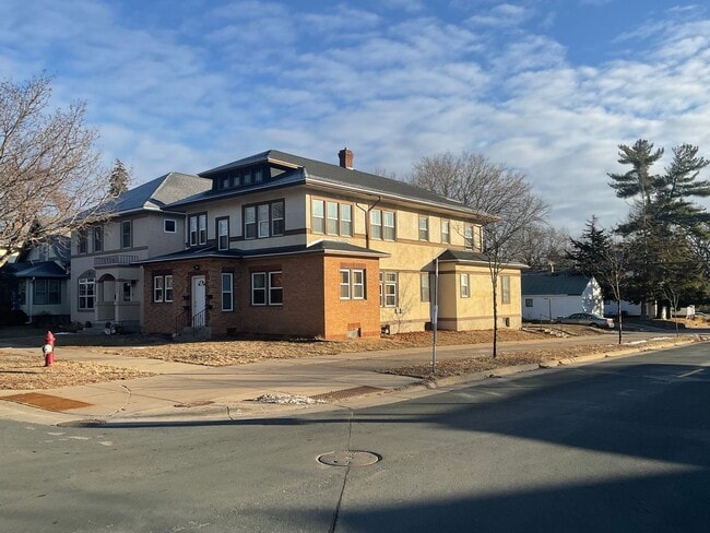 Building Photo - 2600 N Vincent Ave Unit 2