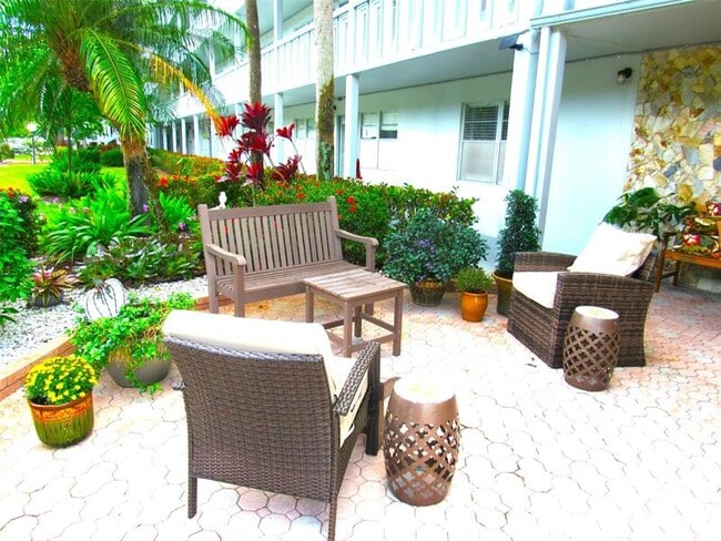 Building Photo - 3001 Portofino Isle Unit G2
