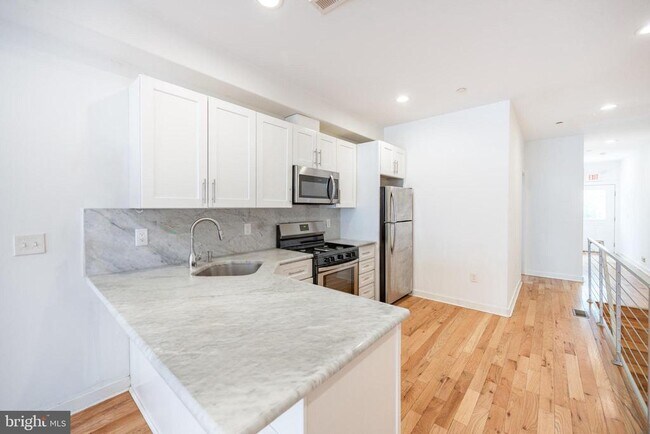 Building Photo - 1642 N Marshall St Unit 1