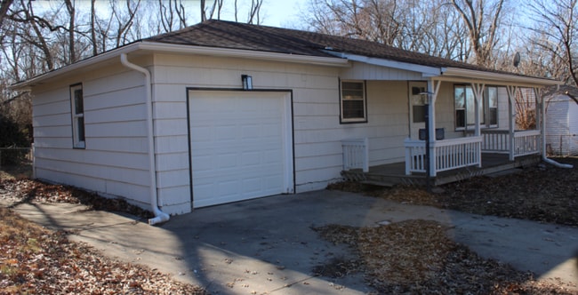 Building Photo - Cozy 2-bedroom, 1-bath home with vanity located in Independence, MO