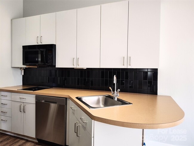 Photo - 514 W 10th St Unidad 205