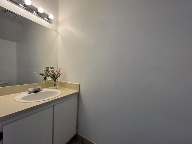 Photo - 407 Palm Cir E