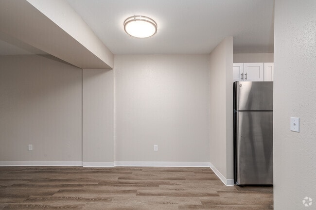 2 habitaciones, 1,5 baños - 1088 pies cuadrados - Comedor - The Meadows at Ithaca Townhomes