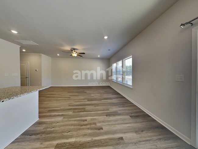 Photo - 3984 Zepelin Wy