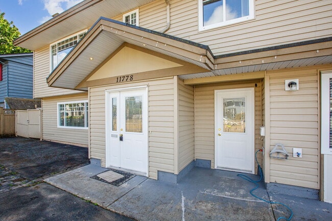 Photo - Spacious 4 Bed 3 Bath ground level Home fo... Unit Lower House