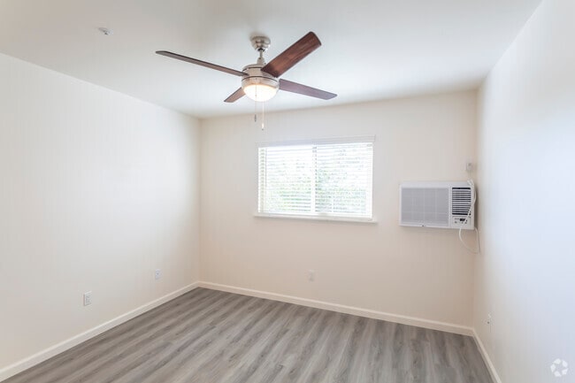 1 BR, 1 BA - 700 SF