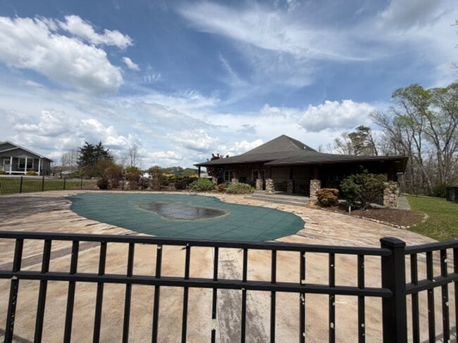 Photo - Sevierville 37876 - 3 bedroom, 3.5 Bath, 2486 sq. ft. Cabin and a 672 sq. ft. Studio above garage...