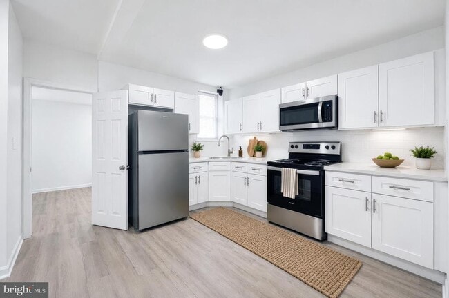 Photo - 5829 Crittenden St