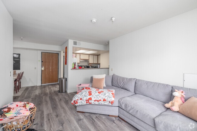 2BR, 2BA - 850SF - Living Room