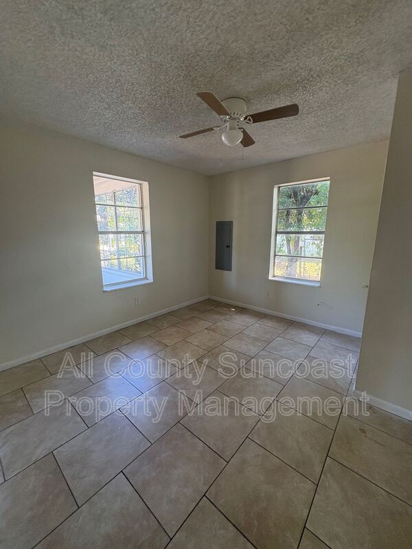 Photo - 2134 Saxon St