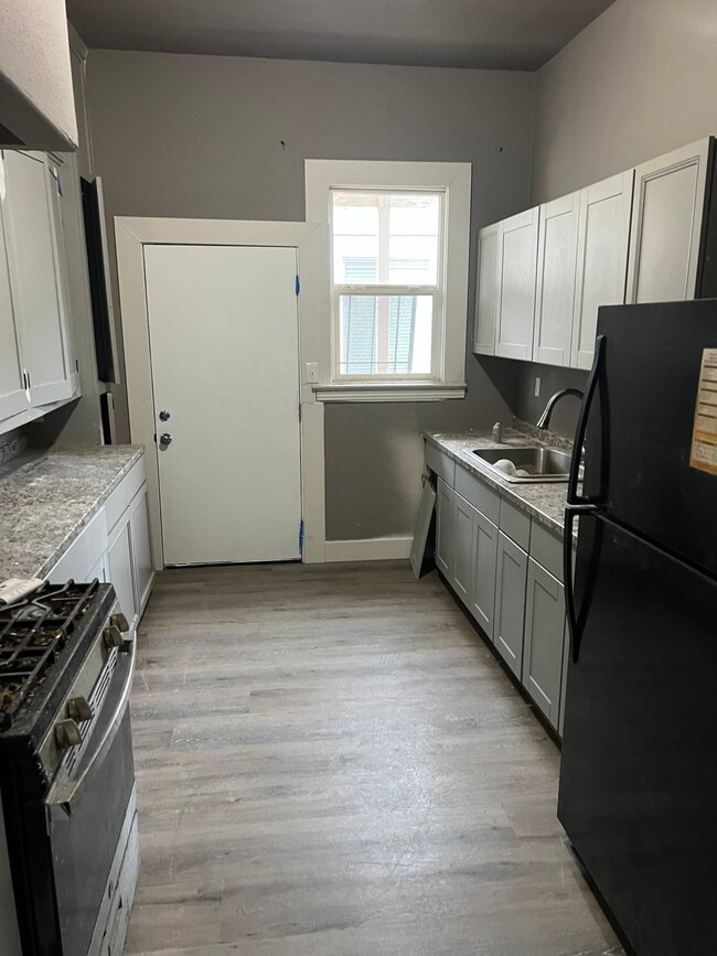Building Photo - 245 W Oak St Rental