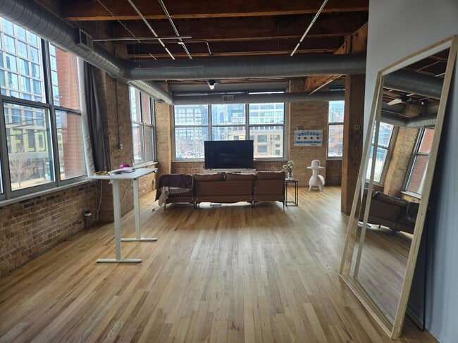 Photo - 312 N May St Unit 2E