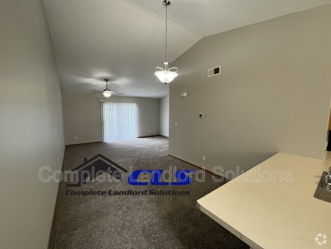 Building Photo - 558 College Ave Rental