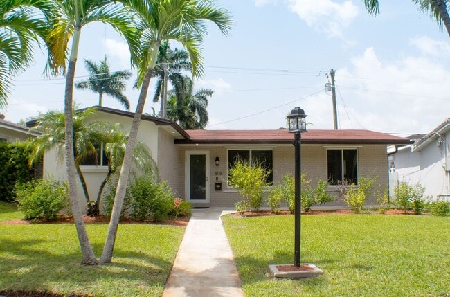 Building Photo - Charming Hollywood Home