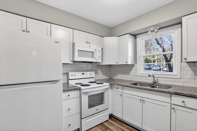 Photo - 80 Montre Square NW