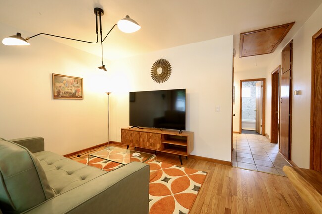 Renovated 2BR | Furnished, Util. Inc. - Renovated 2BR | Furnished, Util. Inc. Apartamentos