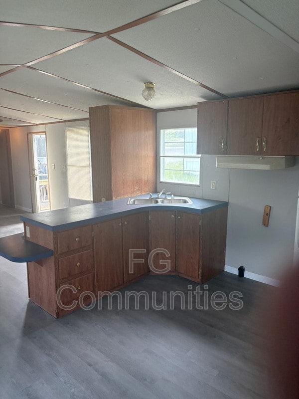 Building Photo - 1726 Suburban Dr