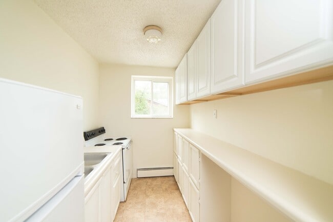 Photo - Colonial Commons