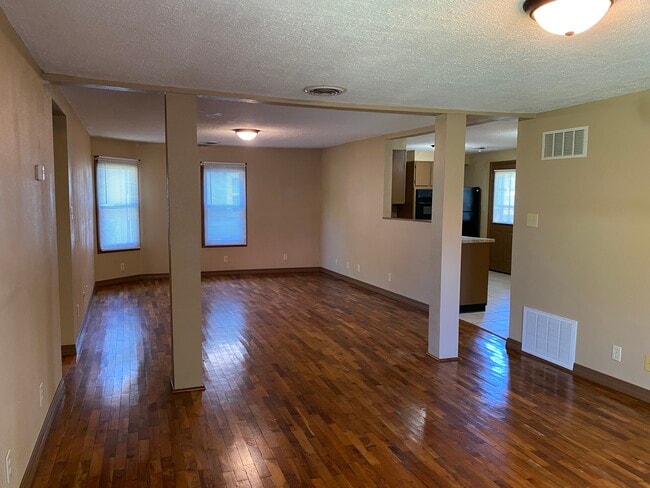 Photo - 208 E Maiden Ln