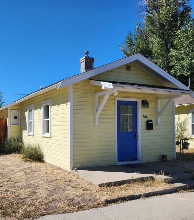 Building Photo - Cozy 2 Bedroom Cottage