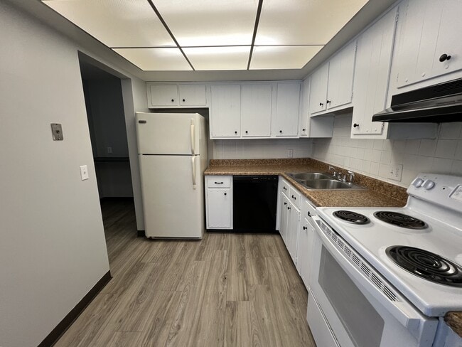 2 habitaciones, 1,5 baños - 1055 pies cuadrados - Cocina - Fountainview East Apartments