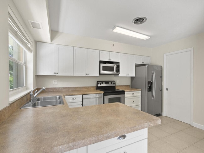 Photo - 956 Tulip Ln