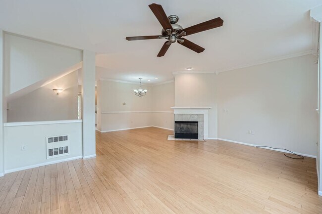 Photo - 3bed/2.5 End Townhome Unit with Attached Garage in Renton!