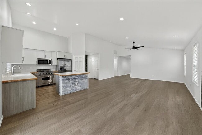 Photo - 878 W Jasper St