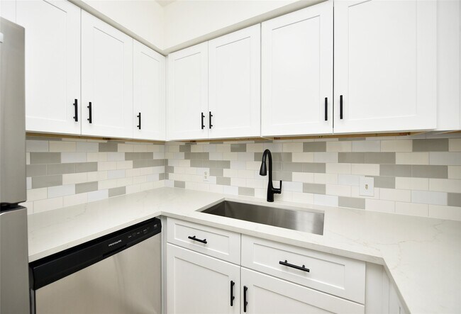 Photo - 2600 Bellefontaine Unit A21