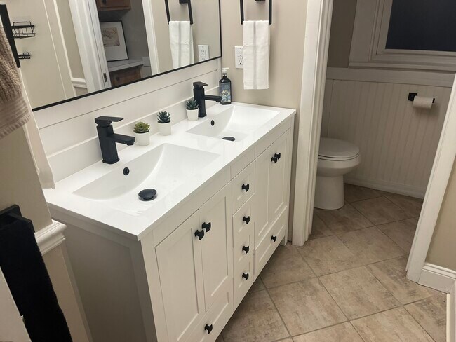 Baño remodelado - 349 Mohawk Ave Unidad 1