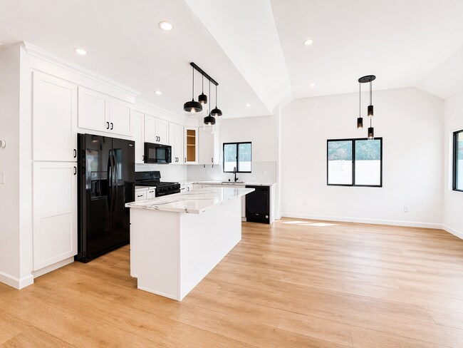 Photo - 818 N Genesee Ave