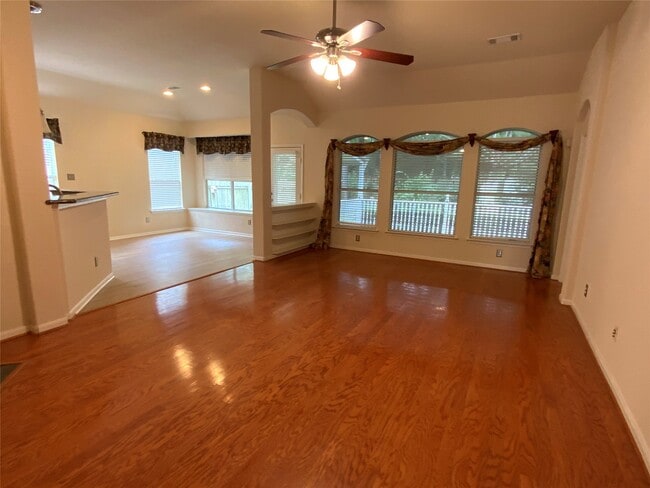Photo - 118 W Russet Grove Cir