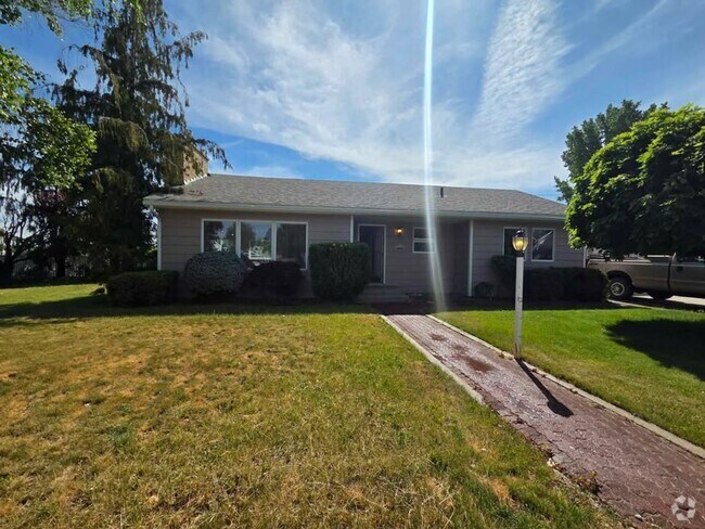 Building Photo - Quiet Rental in Waterville with Garden!