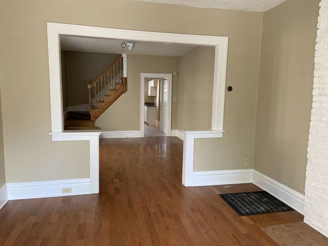 Building Photo - 2414 Indianola Ave Unit 2414 Rental