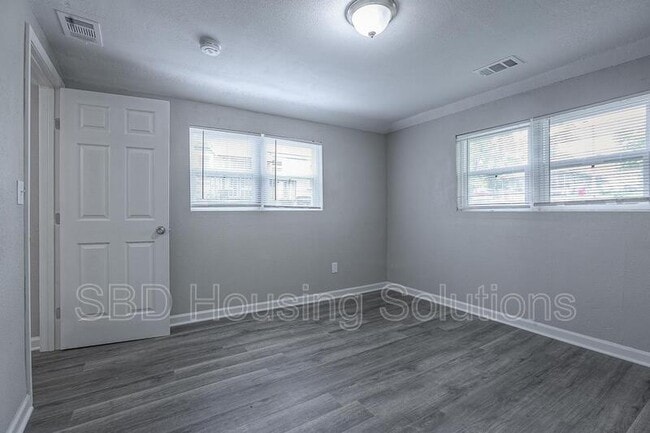 Photo - 805 E Albert Ave