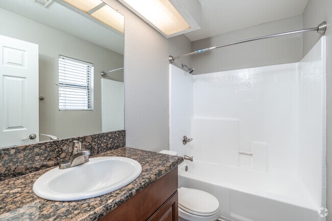 2BR, 2BA - 900SF - Bathroom