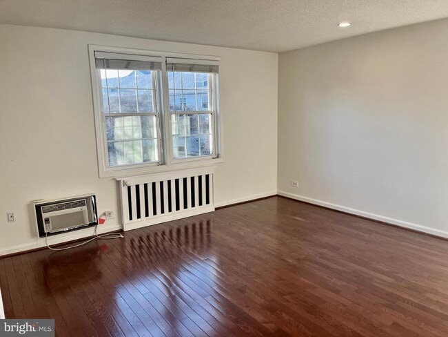 Photo - 224 N George Mason Dr Unit 4