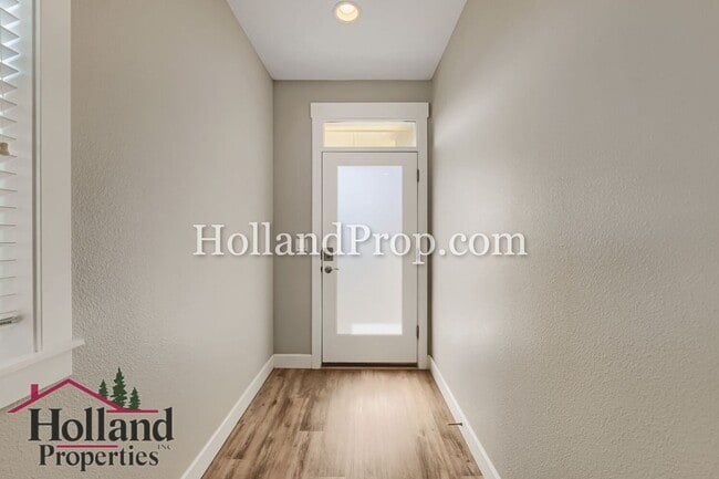 Photo - Beautiful 3-Bedroom Home with Fireplace, Modern Kitchen & Private Backyard in Hillsboro