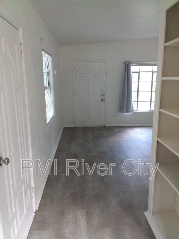 Photo - 1859 Loyola Dr N