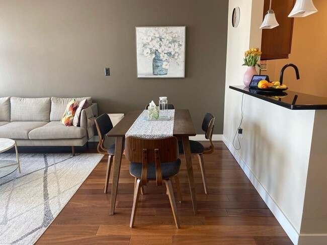 Building Photo - Spacious 2 bed 2 bath! Rental