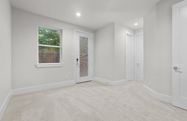 Photo - 836 Fisher St