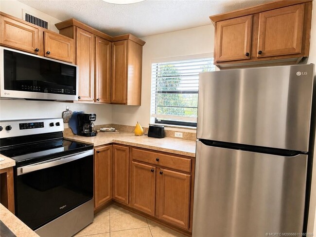 Photo - 615 NW Oleander St Unit 103