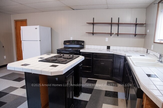 Kitchen - 1024 W Trindle Rd Unit #1