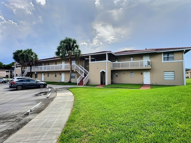 Photo - 889 Twin Lakes Dr Unit 1-J